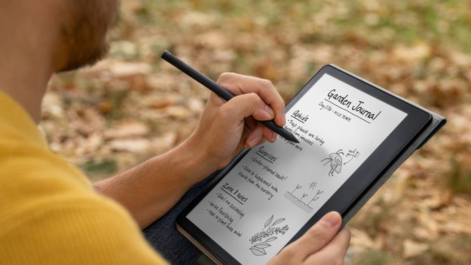 Amazon Kindle Scribe má větší displej a pero na psaní poznámek.