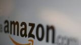 Amazon si „okroužkuje“ zaměstnance. Sledovací náramek je napráší, že stojí a nepracují
