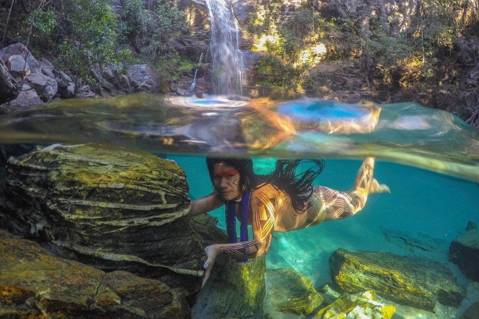 Dívka z kmene Kamaiurá jménem Akuku plave pod vodopády řeky São Miguel.