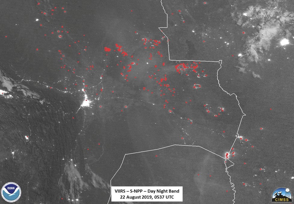 Rozsáhlé požáry v Amazonském deštném pralese jsou vidět i na satelitních snímcích.