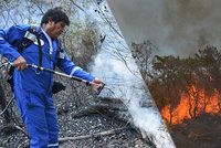 S požárem v Amazonii bojoval i prezident Bolívie. Opozice mu vyčetla ohnivou kampaň