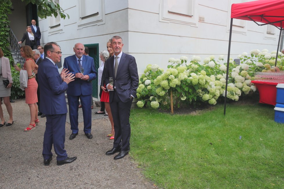 Recepce na francouzské ambasádě: Po boku Andreje Babiše se mihl i Pavel Rychetský. (11. 7. 2019)