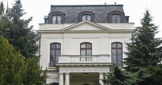 Ruská amabasáda v Praze prý ukrývá až 30 špionů
