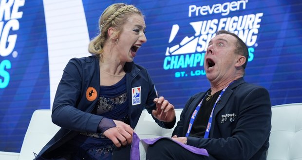 La patinadora artística Amber Glenn aplaude. La patinadora artística Amber Glenn aplaude.