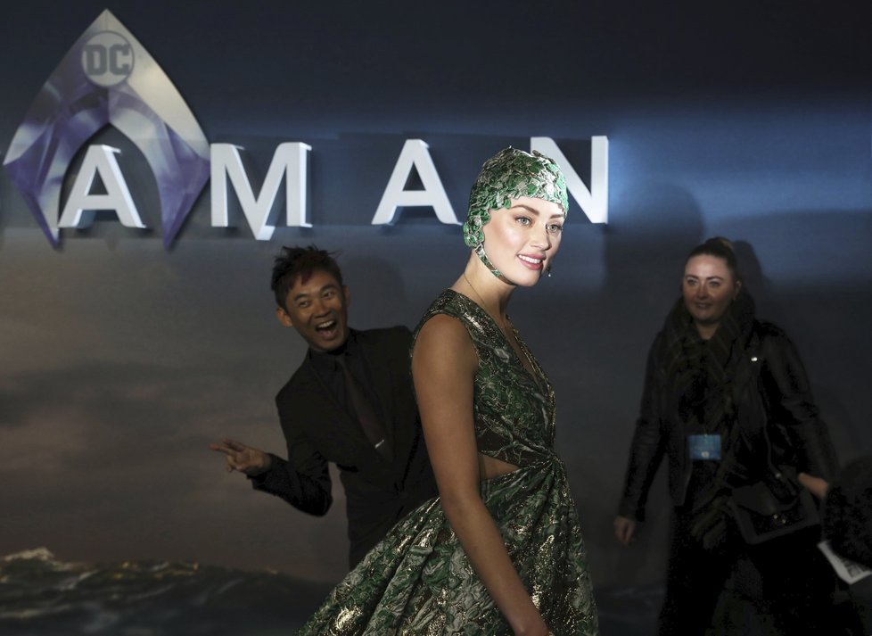 Amber Heardová na premiéře nového filmu Aquaman, za ní režisér filmu James Wan