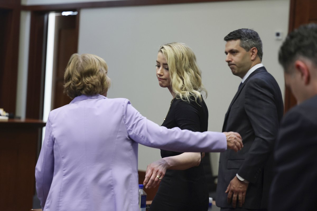Amber Heard s právníky u soudu