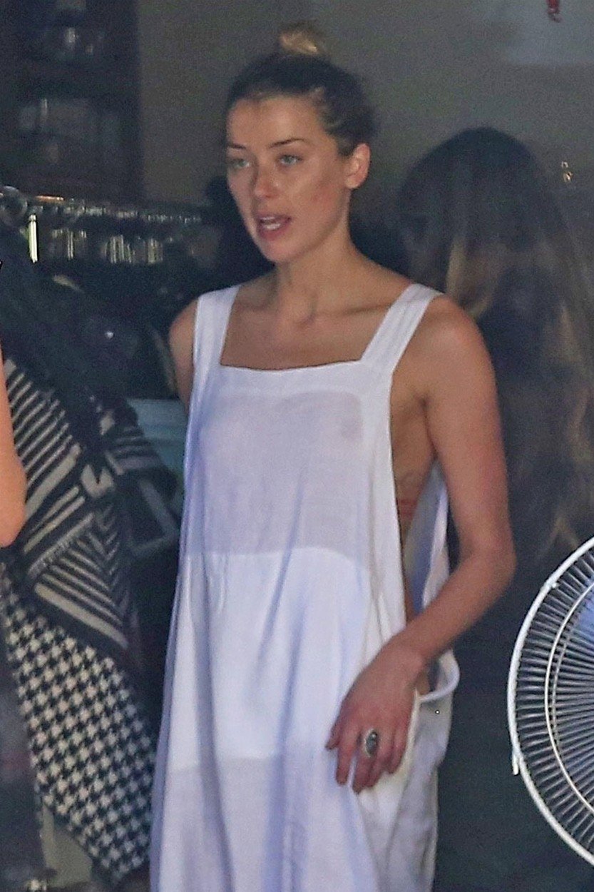 Amber Heard prosvítaly bradavky pod oblečením.