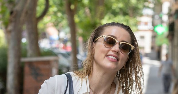 Šťastná Amber Heard po dohodě s právníky