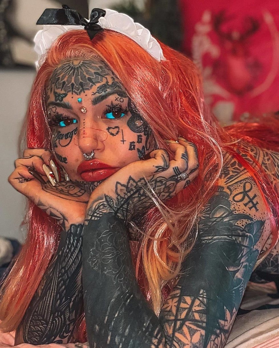 Australanka má na těle 600 tetování. Po kérkách v očích oslepla.