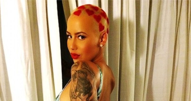 Amber Rose se zadečkem pochlubila na sociální síti...