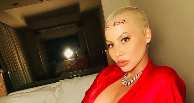 Modelka Amber Rose šokovala potetovaným čelem