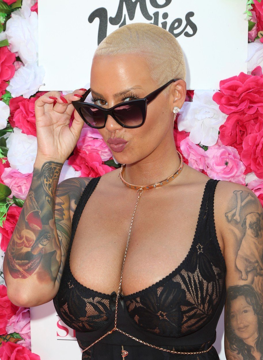 Díky krátkému účesu může modelka Amber Rose s vlasy každý den experimentovat.