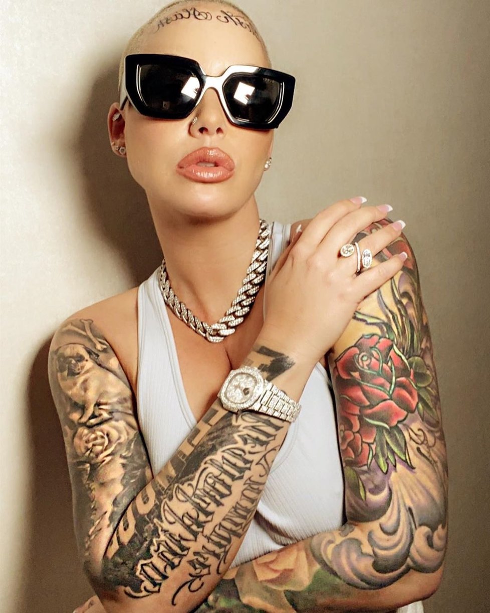 Modelka Amber Rose šokovala potetovaným čelem