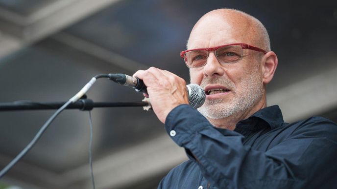 Zakladatel ambientní hudby Brian Eno se do povědomí posluchačů dostal zejména jako producent Davida Bowieho a skupiny U2