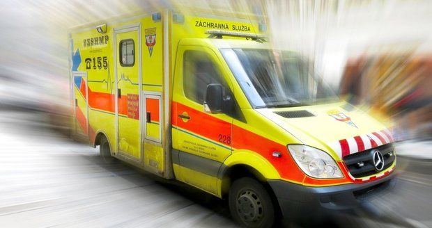 Záchranáři převezli do nemocnice dvě vážně zraněné ženy, které na přechodu v Ostravě srazila nepozorná řidička. Ilustrační foto)