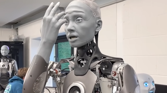 Humanoidní robot Ameca od firmy Engineered Arts děsí internet. Na videu procitl k životu 