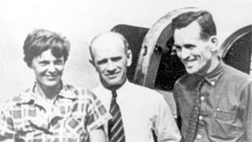 Letkyně Amelia Earhartová a její navigátor Fred Noonan (vpravo)
