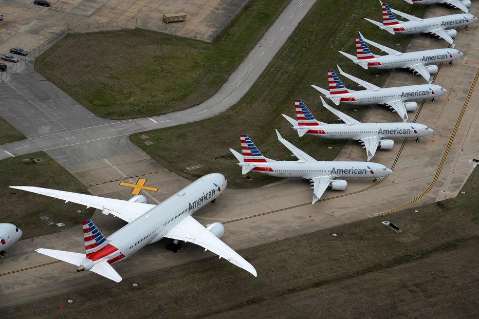 Americké aerolinky razantně omezují provozu: odstavené letouny American Airlines
