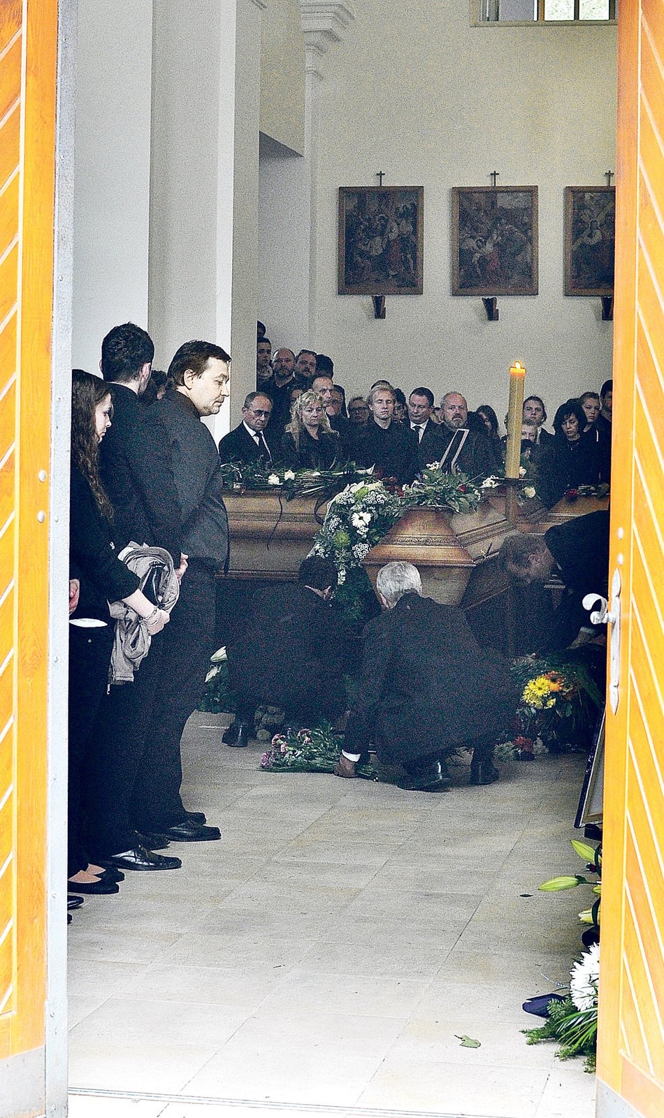Pohřeb rodiny, kterou Dahlgren vyvraždil. Rakve byly položeny do kříže.