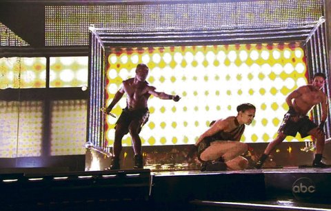 Jennifer Lopez padla na zadek!