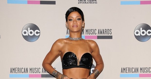 Sukně, kterou měla Rihanna na sobě zakrývala jen to nejnutnější.