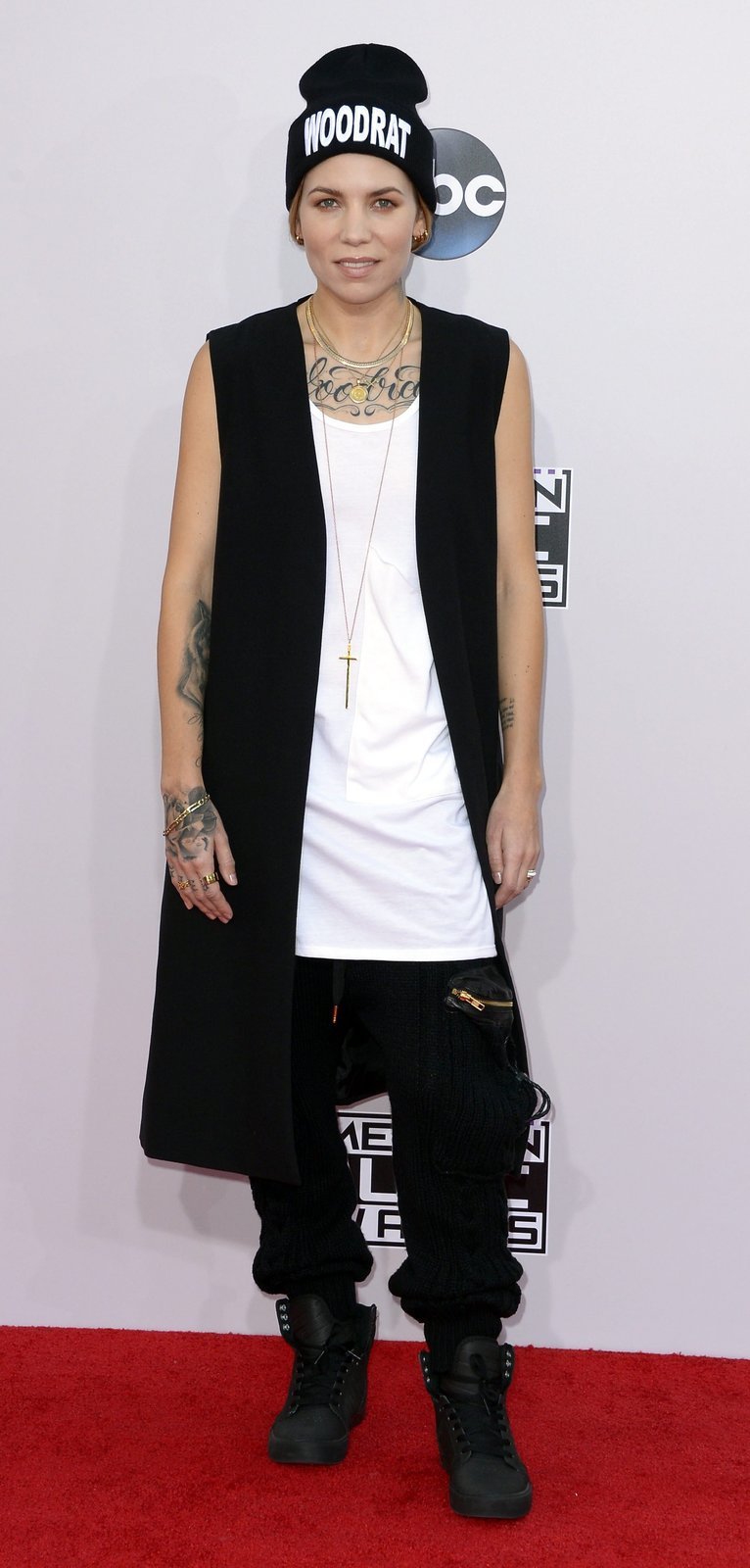 Americká zpěvačka Skylar Grey si s výběrem šatů hlavu nelámala.