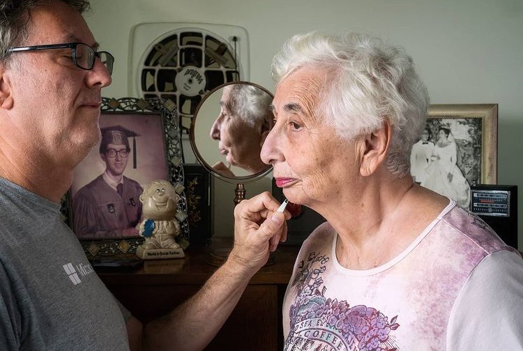 Fotograf Neil Kramer se rozhodl zpříjemnit karanténu se svou matkou a bývalou manželkou vymýšlením zábavných kompozicí.