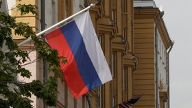 Ruská vlajka na americké ambasádě v Moskvě