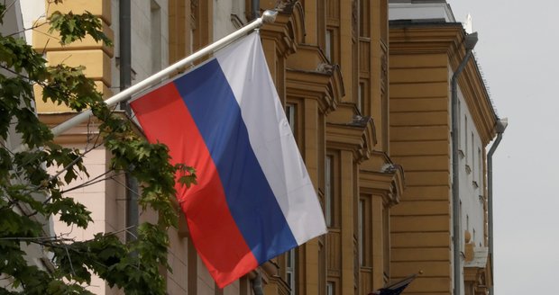 Ruská vlajka na americké ambasádě v Moskvě