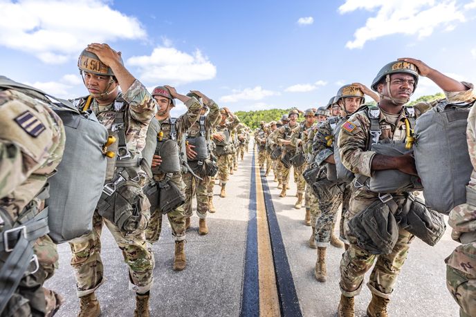 Studenti roty Bravo, 1. praporu 507. výsadkového pěšího pluku, skáčou z letounu C-130 během výsadkového týdne. Studenti roty Bravo, 1. praporu 507. výsadkového pěšího pluku, skáčou z letounu C-130 během výsadkového týdne.