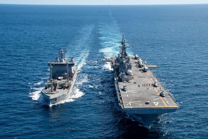 Výsadková útočná loď třídy Wasp USS Boxer (LHD 4) doplňuje zásoby na moři z tankeru novozélandského královského námořnictva HMNZS Aotearoa (A11) v Korejském průlivu během cvičení Ssang Yong 24 (SY24) 4. září 2024. Výsadková útočná loď třídy Wasp USS Boxer (LHD 4) doplňuje zásoby na moři z tankeru novozélandského královského námořnictva HMNZS Aotearoa (A11) v Korejském průlivu během cvičení Ssang Yong 24 (SY24) 4. září 2024.