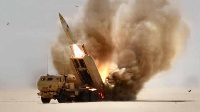 Raketomety M142 HIMARS provádějí ostré střelby během operace Epic Fury v oblasti odpovědnosti amerického Centrálního velitelství. Část fotografie byla z bezpečnostních důvodů rozmazána. Raketomety M142 HIMARS provádějí ostré střelby během operace Epic Fury v oblasti odpovědnosti amerického Centrálního velitelství. Část fotografie byla z bezpečnostních důvodů rozmazána.