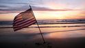 americká vlajka na pláži Omaha, Normandie