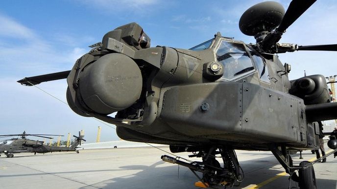 americké bitevní vrtulníky AH-64 Apache (ilustrační foto)