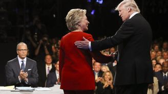 Trump byl při první prezidentské debatě v defenzivě, Clintonová působila uvolněně a pozitivně