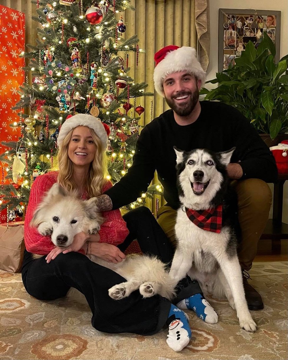 Takhle oslavili americký country zpěvák Tyler Rich se svou manželkou Vánoce.