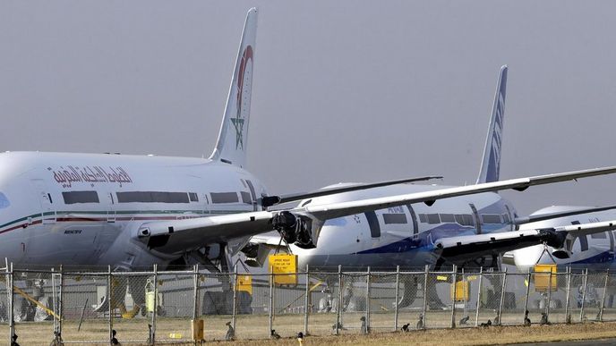 Americký Federální úřad pro letectví (FAA) zastavil provoz všech letadel Boeing 787 Dreamliner, podle něj je vzhledem k nedávným problémům třeba zakročit. K FAA se později přidaly také úřady v Evropě, Japonsku a Indii.
