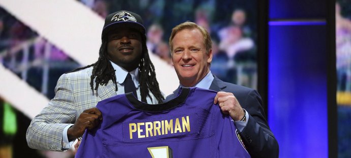 Breshad Perriman pózuje s dresem Baltimore Ravens ve společnosti komisionáře NFL Rogera Goodella po letošním draftu