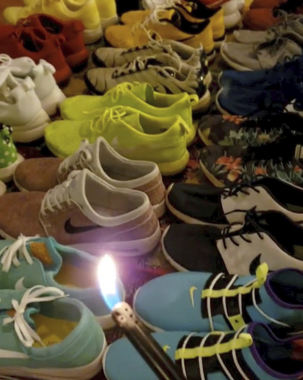 Lidé na sociálních sítích ukazují, jak podpalují produkty firmy Nike