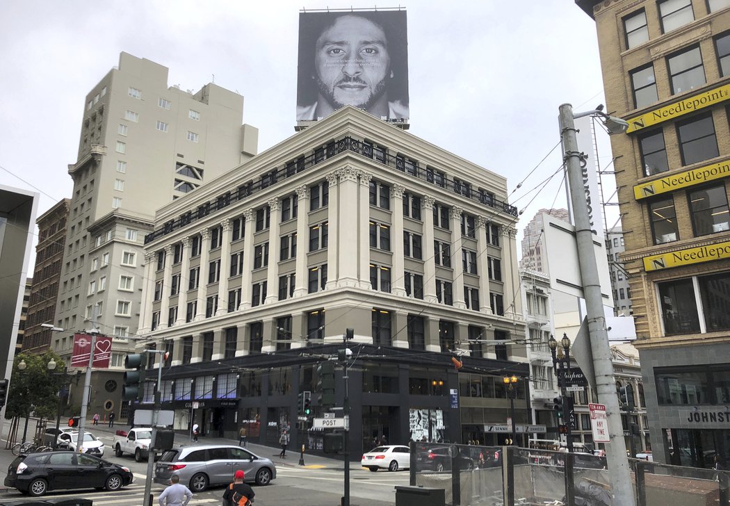 Colin Kaepernick se ocitl na billboardech v rámci kampaně firmy Nike
