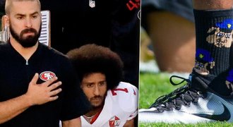 Prasata v uniformách! Hvězda NFL brojí proti policii a klečí při hymně