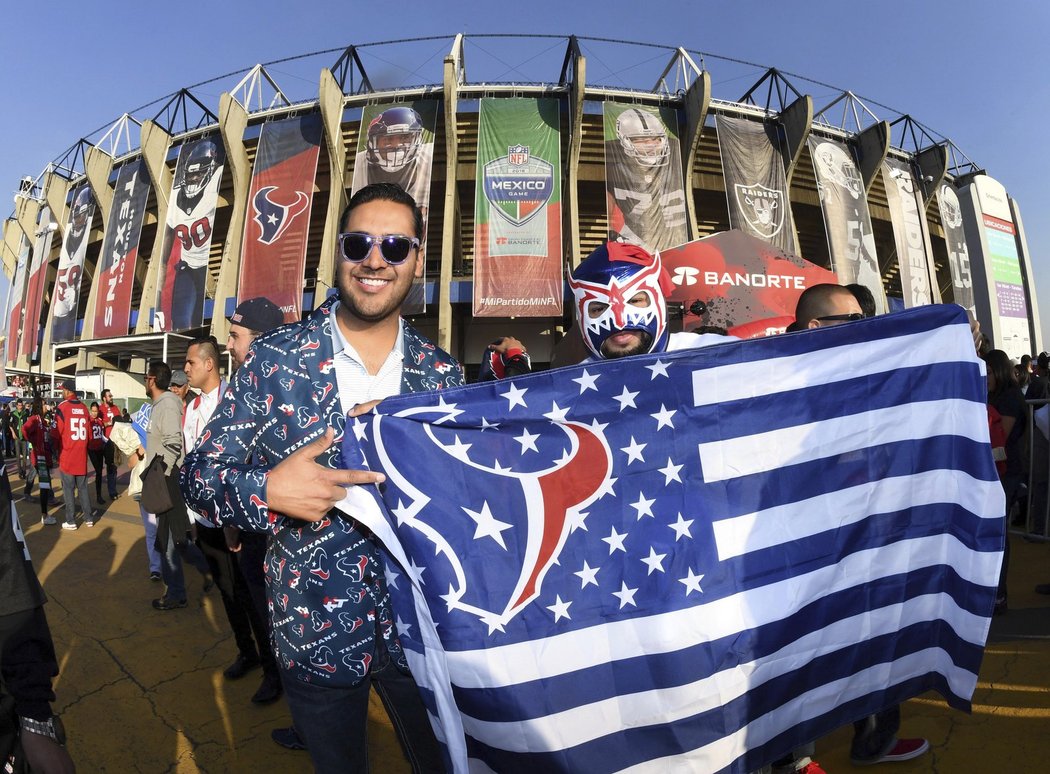 Fanoušci před zápasem Houstonu s Oaklandem v Mexico City