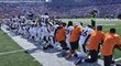 Američtí fotbalisté z týmu Denver Broncos protestují proti prezidentu Trumpovi
