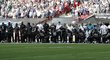 Pohled na klečící hráče Jacksonville Jaguars v londýnském Wembley