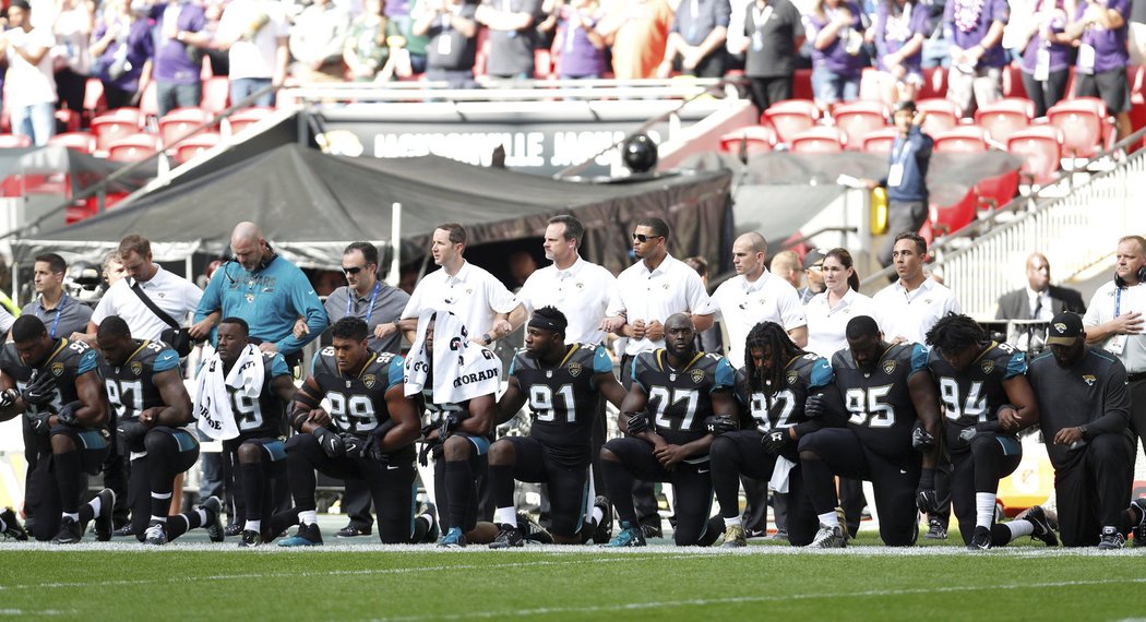 Hráči Jacksonville Jaguars poklekli při hymně také při zápase NFL v londýnském Wembley