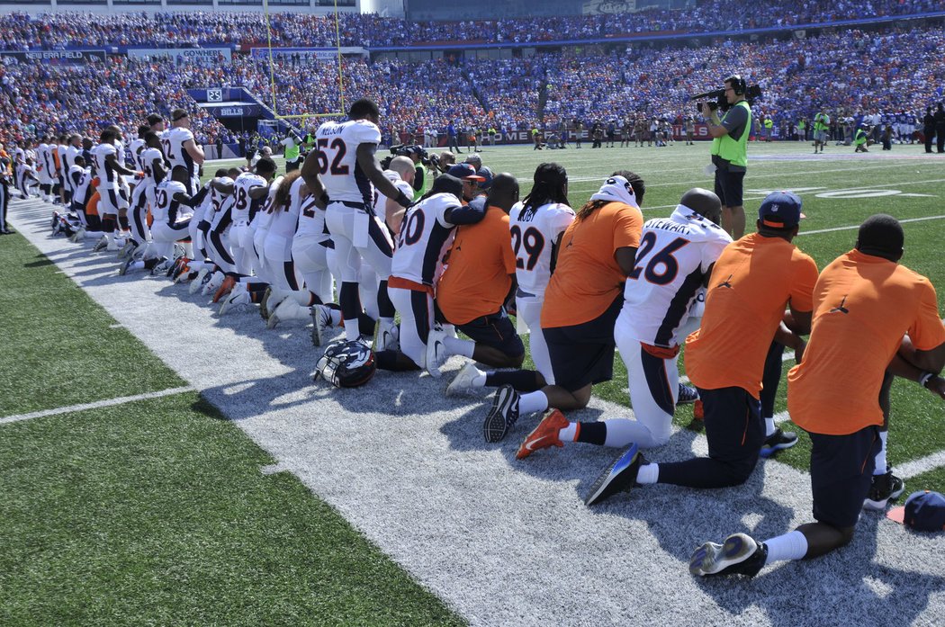 Američtí fotbalisté z týmu Denver Broncos protestují proti prezidentu Trumpovi