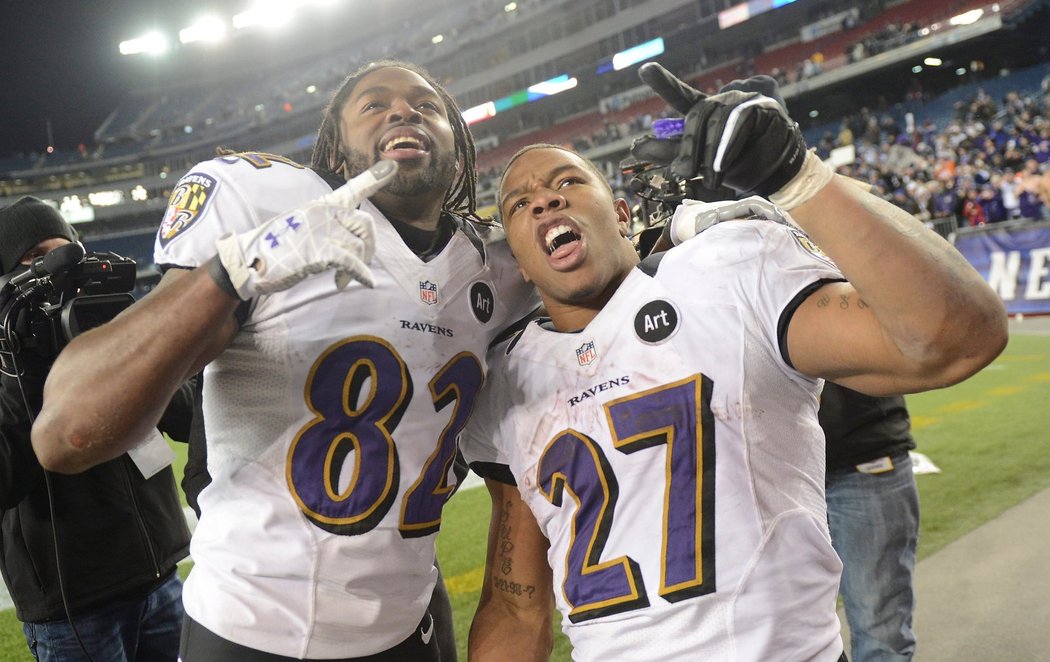 Hráči Baltimore Ravens slaví postup do finále NFL - slavného Super Bowlu