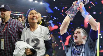 Super Bowl dojímal! Pohár pro nemocnou maminku hvězdy Bradyho
