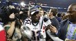 Devin McCourty z New England Patriots s trofejí pro vítěze Super Bowlu