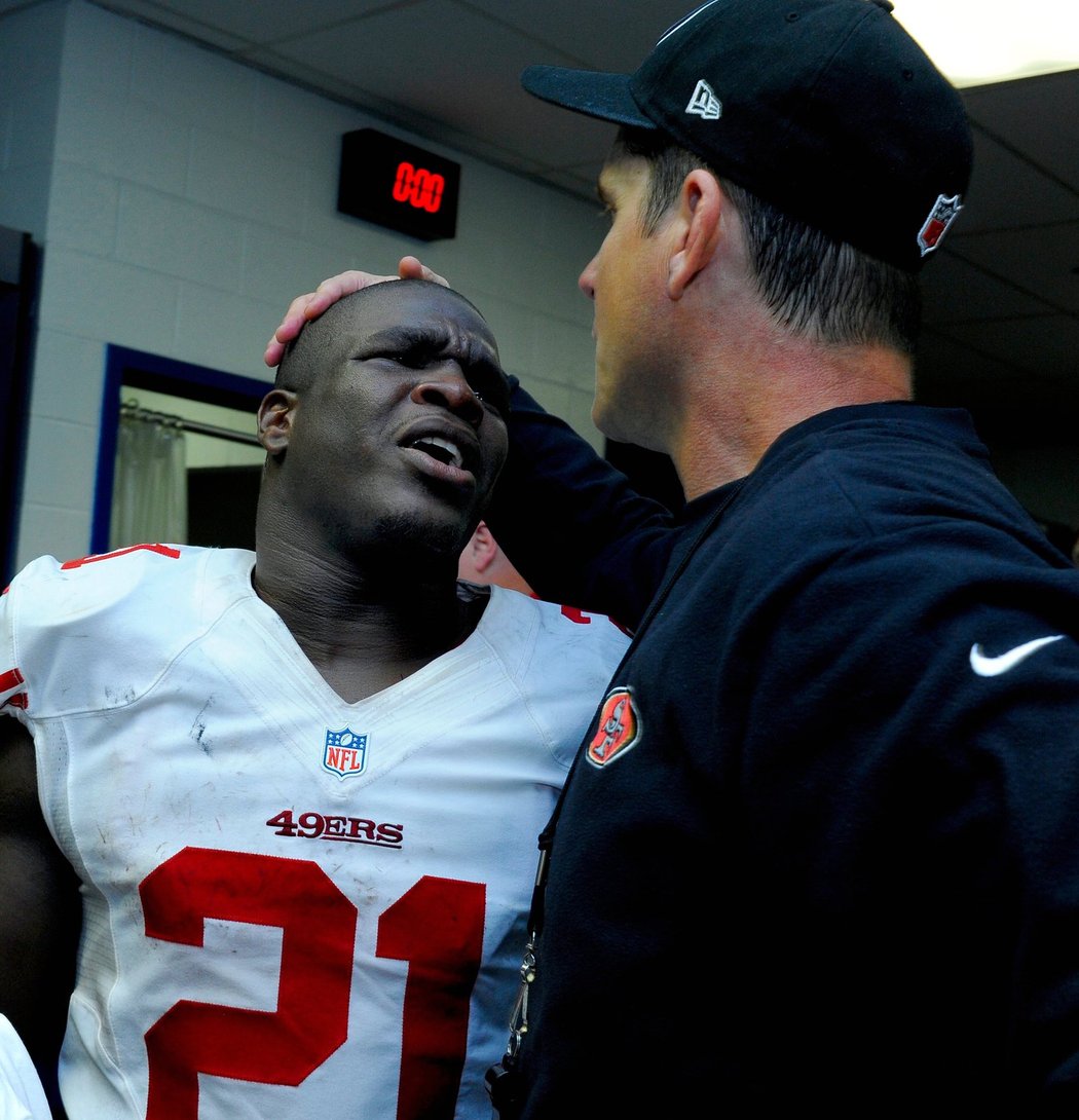 Trenér San Francisco 49ers Jim Harbaugh slaví postup s Frankem Gorem